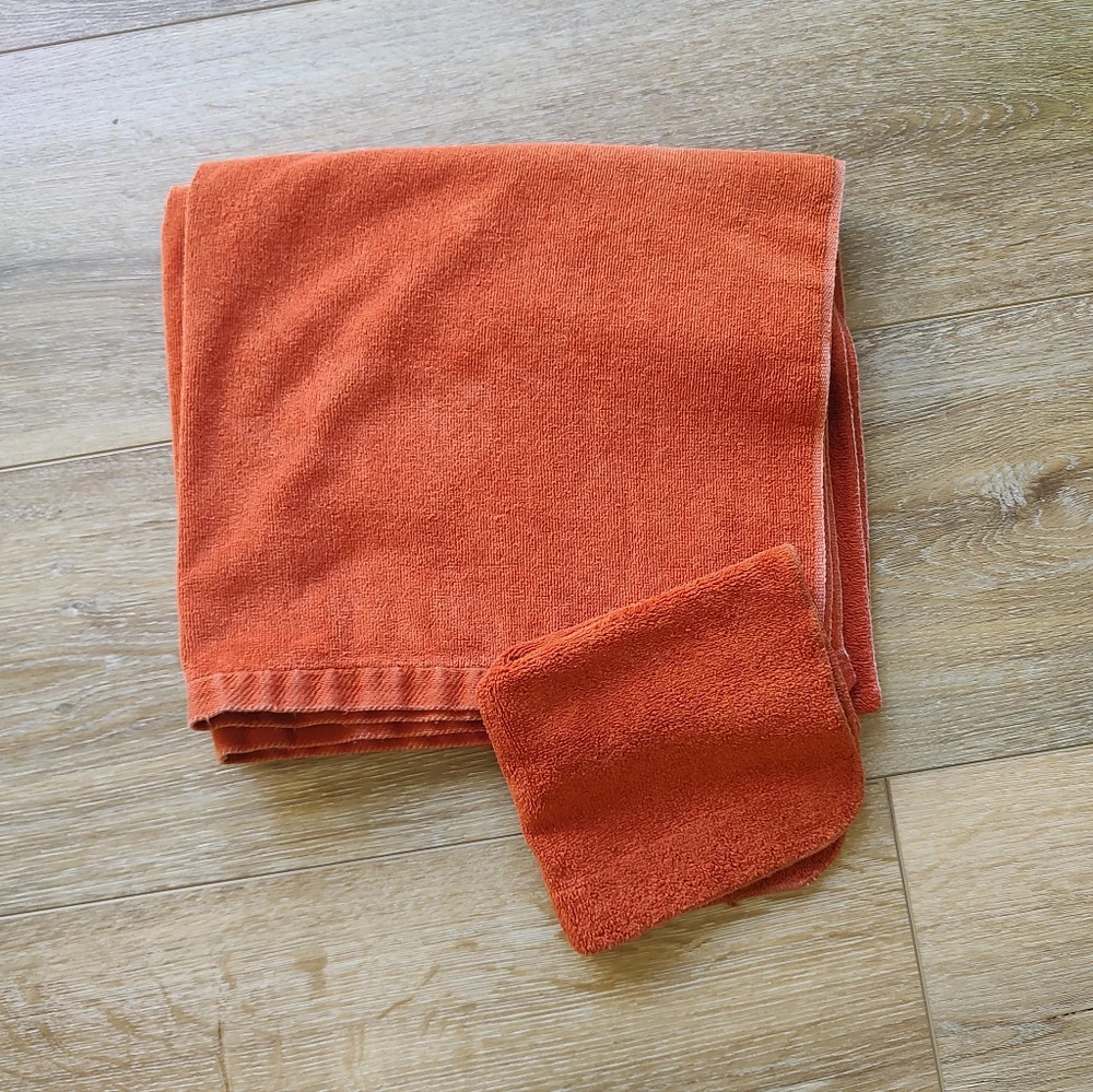 Fieldcrest Vintage 1970s, 1980s Burnt Orange Bath Towel And Wash Cloth Set USA